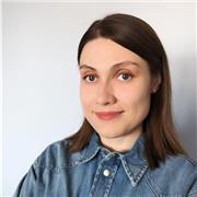 Erfahrene Englischlehrerin, die Kindern und Jugendlichen Englisch unterrichtet